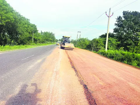 జోరుగా రోడ్డు విస్తరణ పనులు 