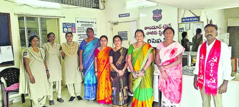 రోడ్డెక్కిన అంగన్‌వాడీలు 