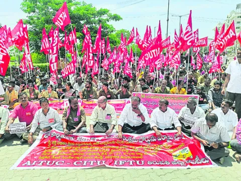 ఆదుకోవాలని ఆటోకార్మికులు 