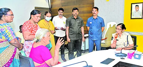 పోలీస్‌ గ్రీవెన్స్‌లో 86 ఫిర్యాదులు 