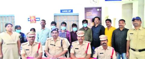 పగలు బొంతలు కుట్టే పని.. రాత్రికి చోరీలు 