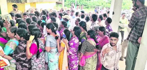 యూరియా కోసం రైతుల తోపులాట