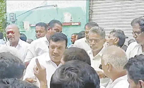Farmers Protest Over Urea Shortage In Srikakulam District: AP