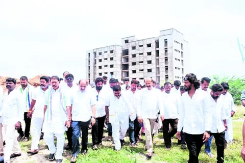 మెడికల్‌ కాలేజీలను నిర్వహించలేరా?