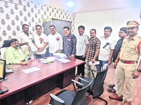 కలెక్టరేట్‌ వద్ద ఉపాధ్యాయుల నిరసన 