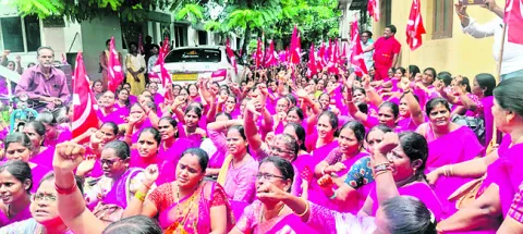 వెలుగు వీవోఏల సమస్యల పరిష్కారానికి ధర్నా 