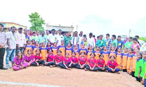 చదువుతో పాటు క్రీడల్లోనూ రాణించాలి