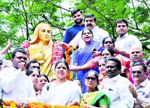 మహిళా లోక చైతన్య దీప్తి సావిత్రిబాయి పూలే 