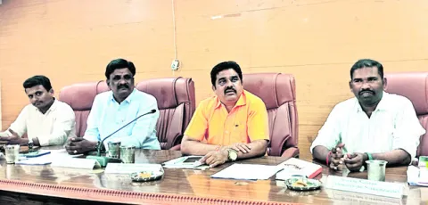 రోడ్ల మరమ్మతులపై దృష్టి పెట్టండి