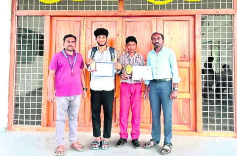 ‘ఆదర్శ’ విద్యార్థికి రాష్ట్ర స్థాయిలో స్వర్ణం