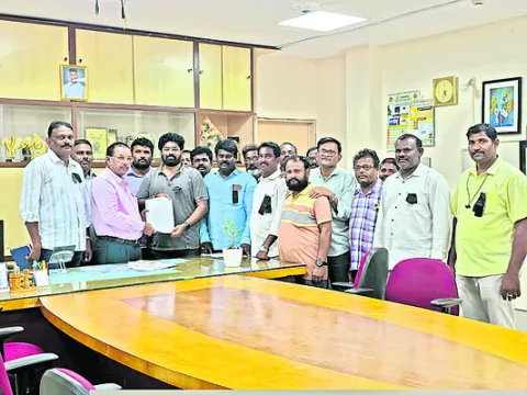 నిరసనలకు దిగిన విద్యుత్‌ ఉద్యోగులు 