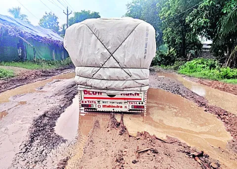 బీఎన్‌ రోడ్డు బురదలో కూరుకుపోయిన వాహనాలు 