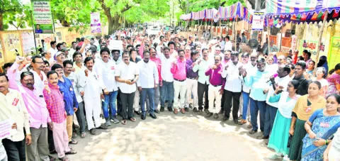 పీఆర్సీ ఊసెత్తరు.. డీఏలు చెల్లించరు