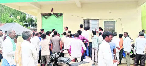 సహకార సంఘం వద్ద రైతుల ఆందోళన