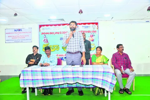 చదువుతో పాటు కళల్లోనూ రాణించాలి
