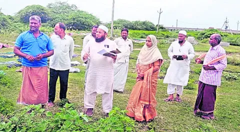 ఐదెకరాల వక్ఫ్‌ భూమి అన్యాక్రాంతం 