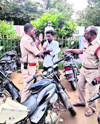 బైక్‌ అదుపు తప్పి  వ్యక్తి దుర్మరణం
