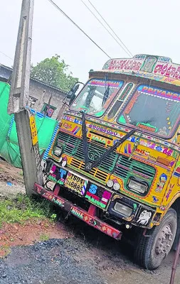 విద్యుత్‌ స్తంభాన్ని ఢీకొట్టిన లారీ 
