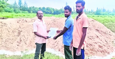 ఇసుక అక్రమ నిల్వలు సీజ్‌ 
