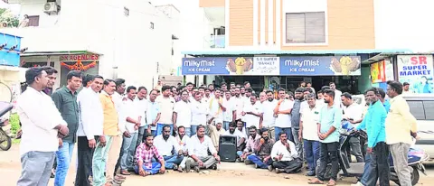 ‘పుట్ట’ ఇంటి ఎదుట కాంగ్రెస్‌ ధర్నా