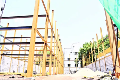 అక్రమ నిర్మాణాలను వదిలేసి.. 