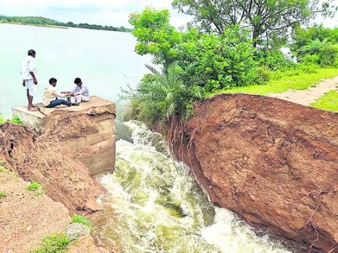 కడ్తాల్‌ పెద్ద చెరువుకు గండి