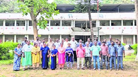 విద్యుత్‌ ఉద్యోగులునల్ల బ్యాడ్జీలతో నిరసన
