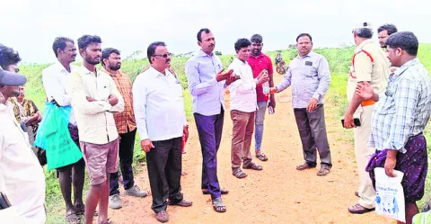 అగ్రిగోల్డ్‌ భూముల సర్వే అడ్డగింత 