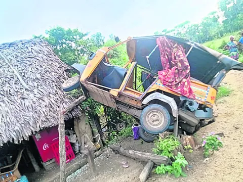 ఆటోను ఢీకొట్టిన లారీ