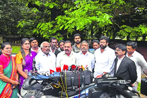 గర్జించే సింహం కన్న, గాయపడ్డ సింహం ప్రమాదకరం