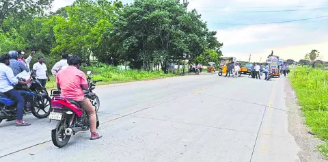 గాలి తీవ్రతకు తెగి పడిన విద్యుత్‌ తీగలు 