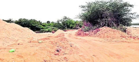 ఇసుక తవ్వకాలతో కట్టలు బలహీనం 
