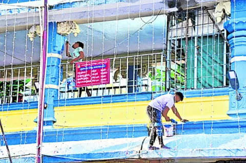 దసరా ఉత్సవాలకు దుర్గగుడి ముస్తాబు