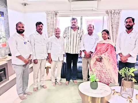 ఎమ్మెల్సీ బొత్సను కలిసిన అరకు నాయకులు 
