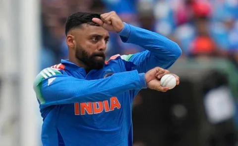 VARUN CHAKRAVARTHY BECOMES THE NUMBER 1 RANKED T20I BOWLER IN THE WORLD
