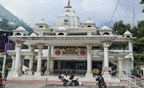 Vaishno Devi Yatra Resumes amid Chants of Jai Mata di