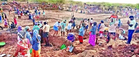 పరికరాలు లేక .. పనులు సాగక 