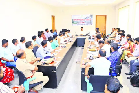 రోడ్డు ప్రమాదాలను తగ్గించాల్సిందే