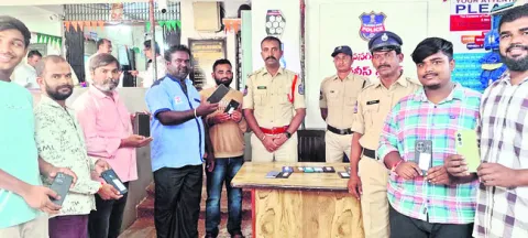 సెల్‌ఫోన్లు అప్పగింత