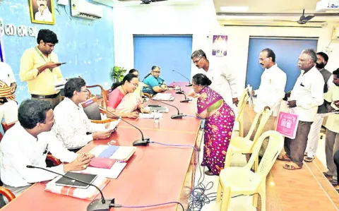 స్వాతంత్య్రయోధుల వారసులకు ఇంటిపట్టాలివ్వాలి