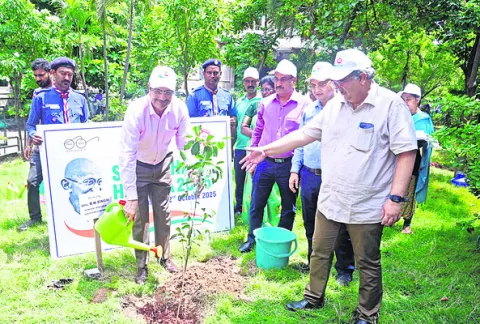 బెంగళూరు వెళ్తున్న విమానంలో ఇంజిన్‌ వైఫల్యం 

