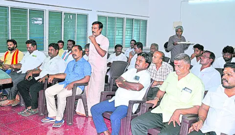 బహిరంగ ప్రదేశాల్లో జెండాలు వద్దు 