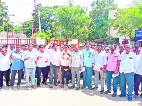 విద్యుత్‌ ఉద్యోగుల సమస్యల పరిష్కరించాలి 