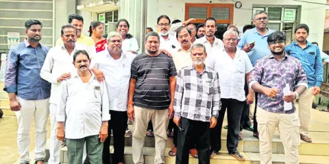 రోడ్డెక్కిన దస్తావేజు లేఖర్లు 