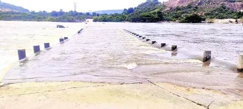 ఉధృతంగా ప్రవహిస్తున్న డిండి వాగు