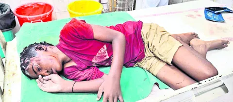 రక్తపు మడుగులో బాలుడు 