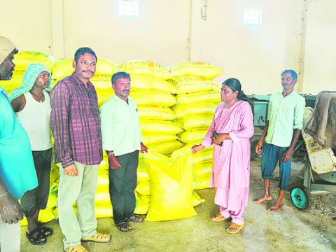 యూరియా కొరత లేదు 
