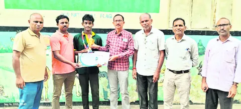 జాతీయస్థాయి టెన్నీకాయిట్‌ పోటీలకు గురుకుల విద్యార్థి 
