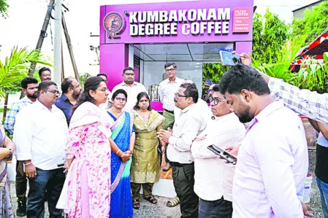 కేసరపల్లిలో కేంద్ర బృందం పర్యటన 
