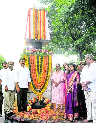 అభివృద్ధిపై మంత్రి సమీక్ష